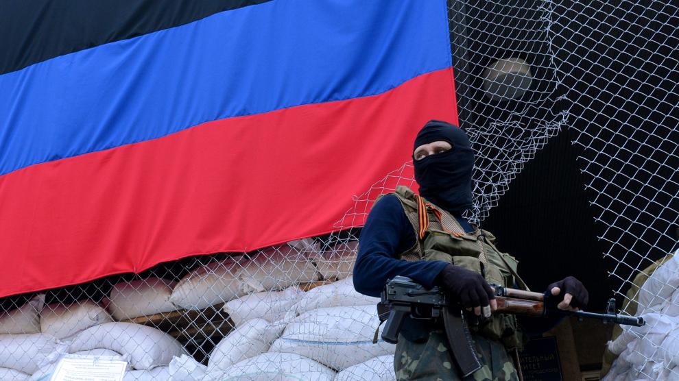 Un separatista ucraniano armado en Slavyansk