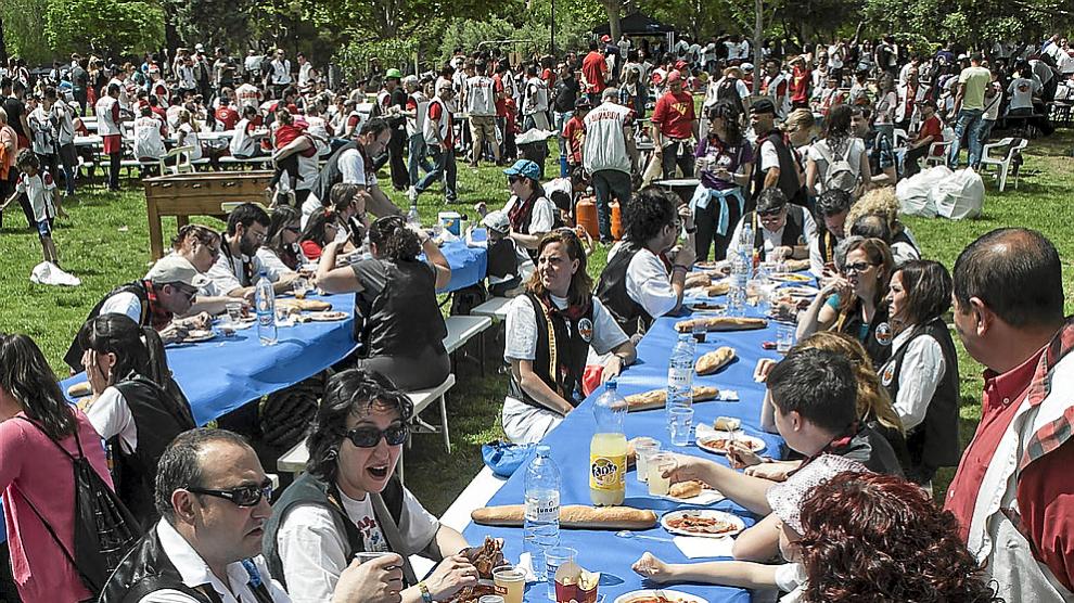 Los zaragozanos aprovechan el buen tiempo e inundan las calles del centro de la ciudad