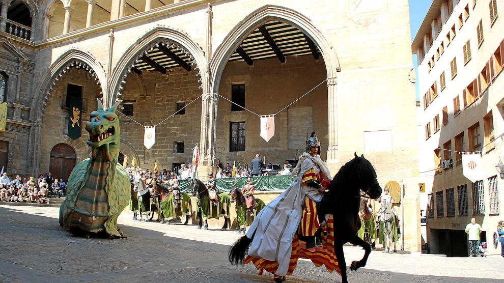 La joven Blanca Dobato encarnó a San Jorge a lomos de su caballo Enjambre ante una abarrotada plaza de España de Alcañiz.