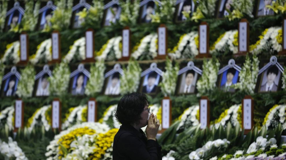 Un gran altar de flores recuerda a los fallecidos