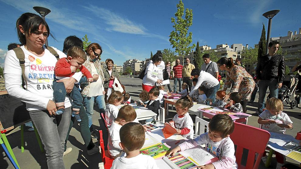 Niños de los Olivos en la improvisada aula que montaron ayer en el parque de la Manzana.