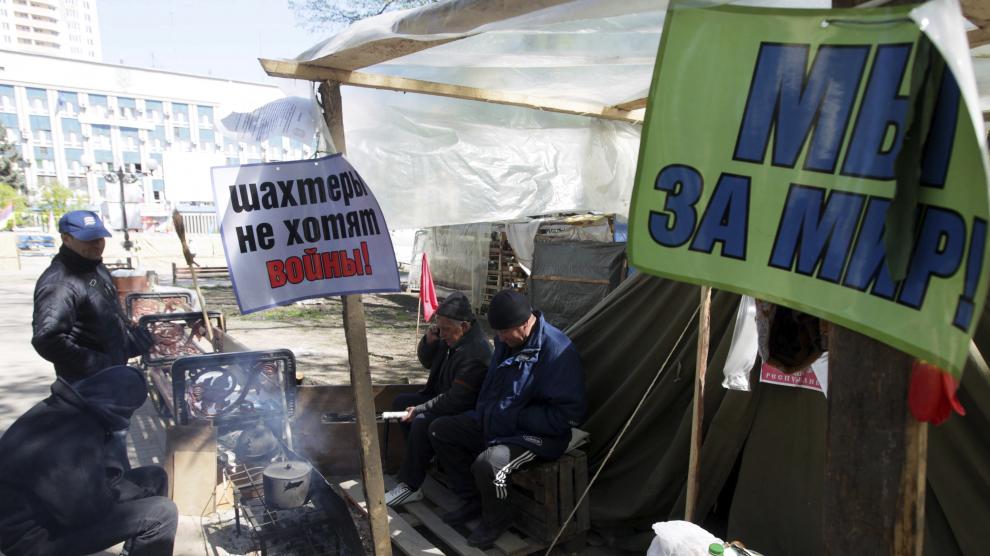 Activistas prorrusos se calientan en un campamento en Lugansk, en Ucrania