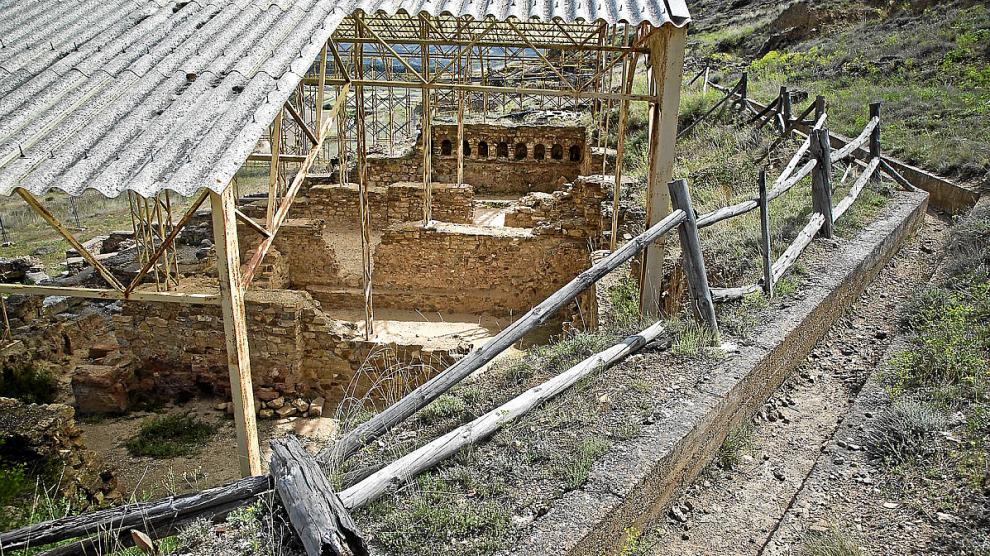 El deterioro del vallado de madera es patente en gran parte del perímetro del yacimiento.