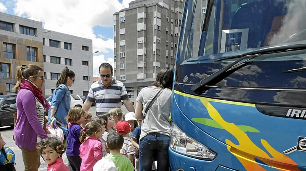 Escolares, a punto de subirse a un autobús, en una imagen de archivo