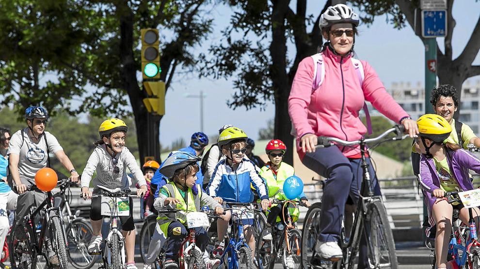 Varios de los participantes en la marcha ciclista, ayer en el paseo de Echegaray y Caballero.
