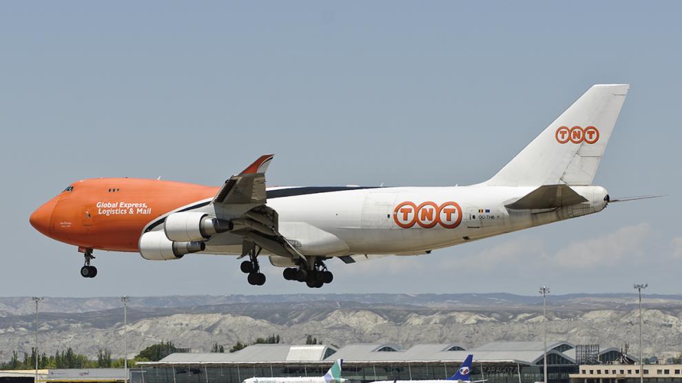 Avión aterrizando en el Aeropuerto de Zaragoza