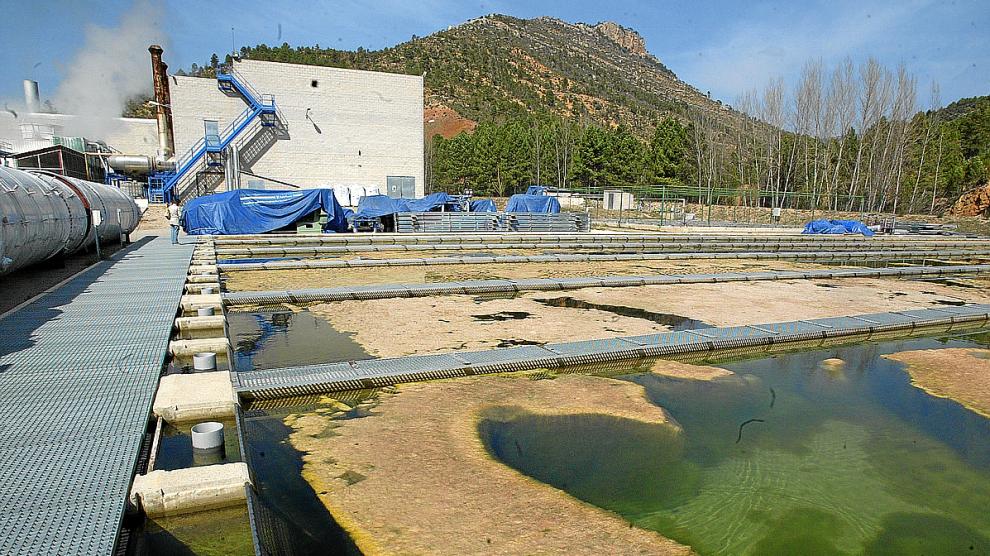 La piscifactoría, en primer plano, lleva diez años construida y sin entrar en servicio.