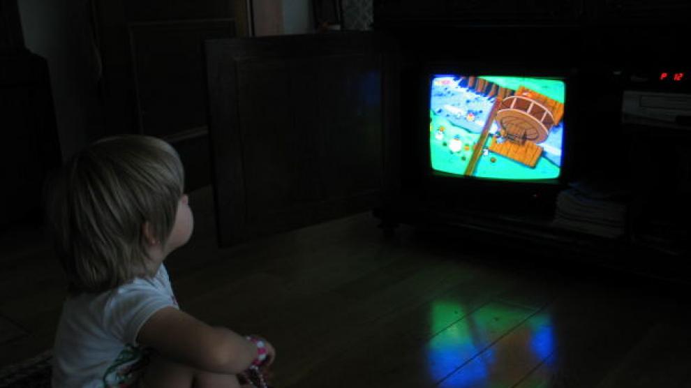 Un niño viendo la televisión.