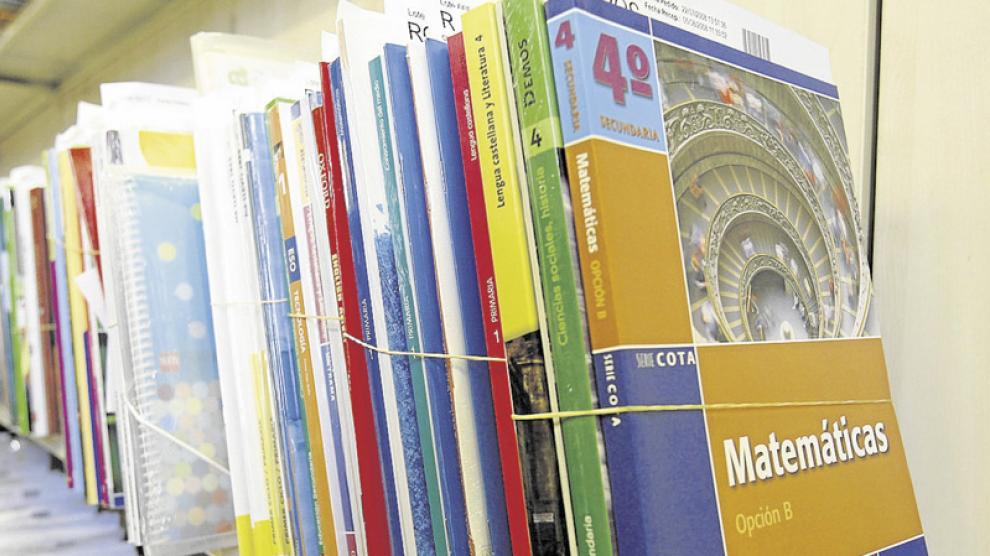 Varios lotes de libros de texto dispuestos para ser adquiridos
