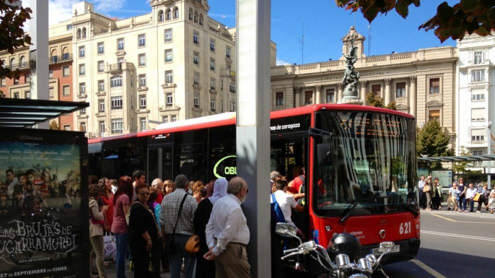 Un autobús en la parada de plaza de España.