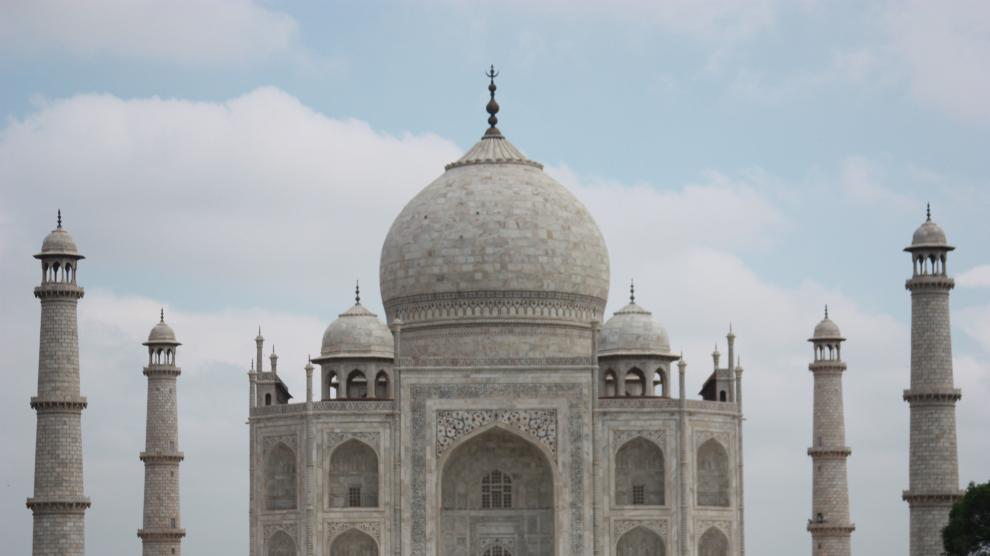 Agra es conocida como la ciudad del Taj Mahal, situado a orillas del río Yamuna.