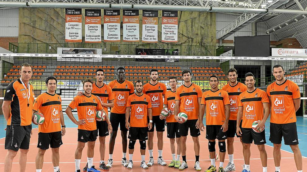 El técnico Carlos Carreño izquierda junto a la mayoría de los jugadores de la nueva plantila.