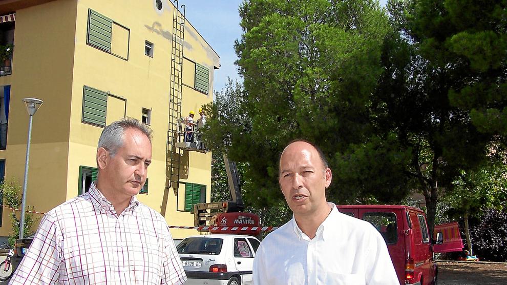 El presidente de AREI, Carlos Lazaga, y el edil de CHA, Carmelo Asensio, ayer en Miralbueno.