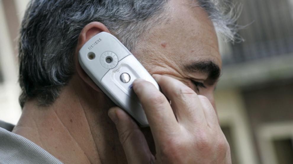 Una persona habla a través de su teléfono móvil.