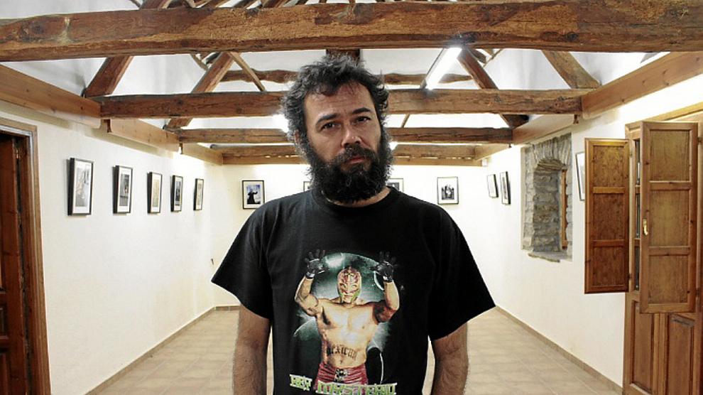 El realizador Jorge Negra, en la sala donde expone su serie de fotografías 'Psycho killers'.