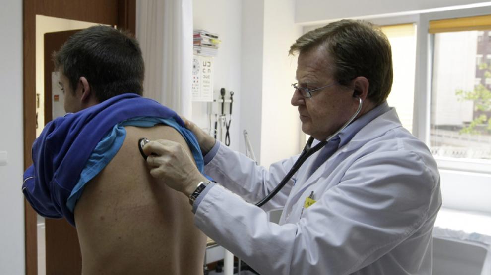 Un médico examinando a un paciente en el centro de Atención Primaria de La Milagrosa