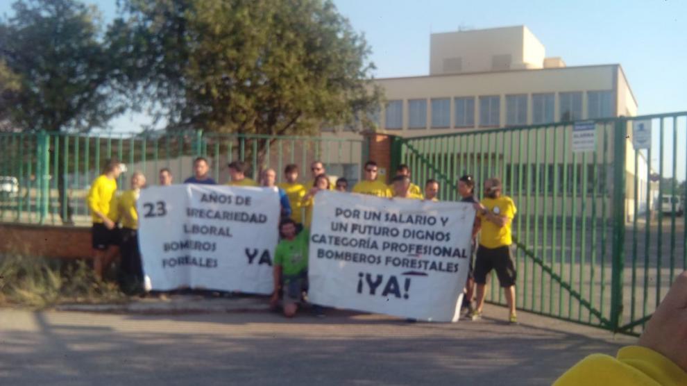 Protesta de los trabajadores de la Brif de Daroca ante las puertas de Tragsa