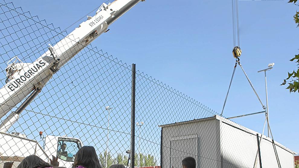 Las aulas prefabricadas llegaron ayer, por fin, a Vadorrey.