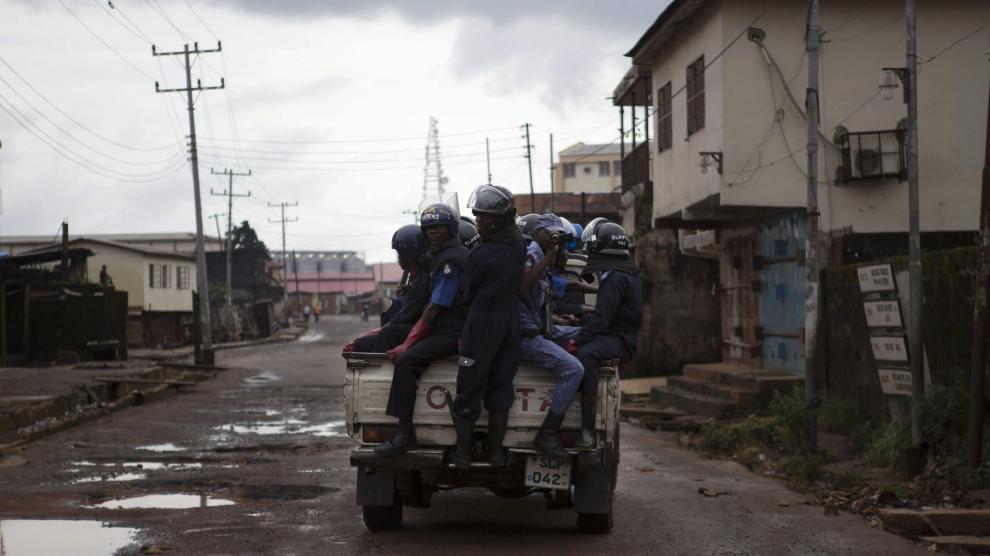 Unos policías patrullas en una calle vacía de Freetown, en Sierra Leona, durante el anterior toque de queda.