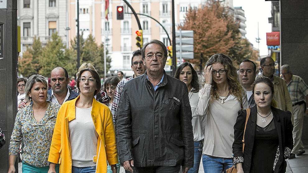 Carlos Pérez, ayer, junto a varios militantes del PSOE, cuando se dirigía a presentar su candidatura.