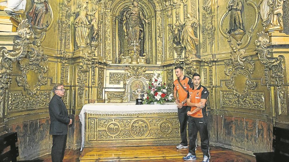 El capitán, Víctor Viciana, y Juan Carlos Barcala fueron los encargados de depositar el trofeo en el altar de la capilla de Santa Emerenciana. El vicario de la Diócesis, Alfonso Belenguer, los recibió.