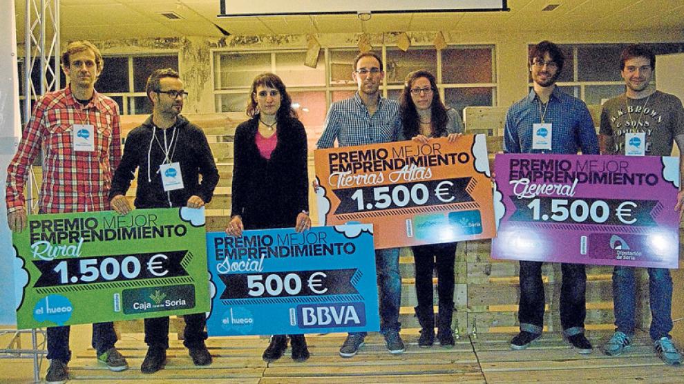 Cristina Aza (tercera por la izquierda), junto al resto de ganadores del concurso Starter del Hueco.