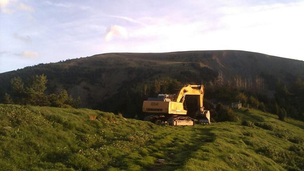 La excavadora haciendo la nueva pista de acceso a Otal