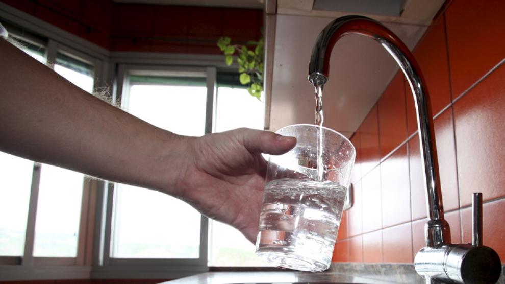 Remolinos incentiva el consumo de agua del grifo tras mejorar su calidad con la potabilizadora