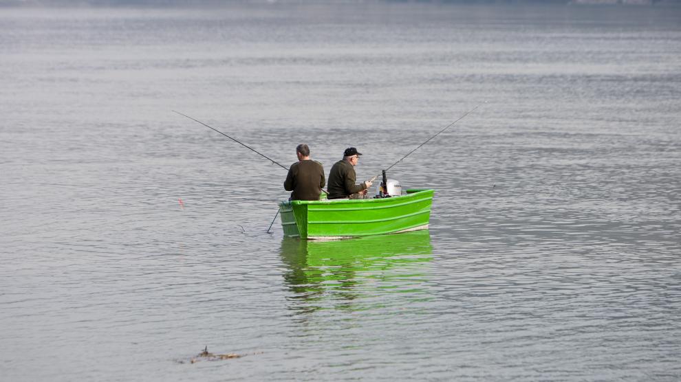 Dos pescadores, en el embalse de Mequinenza