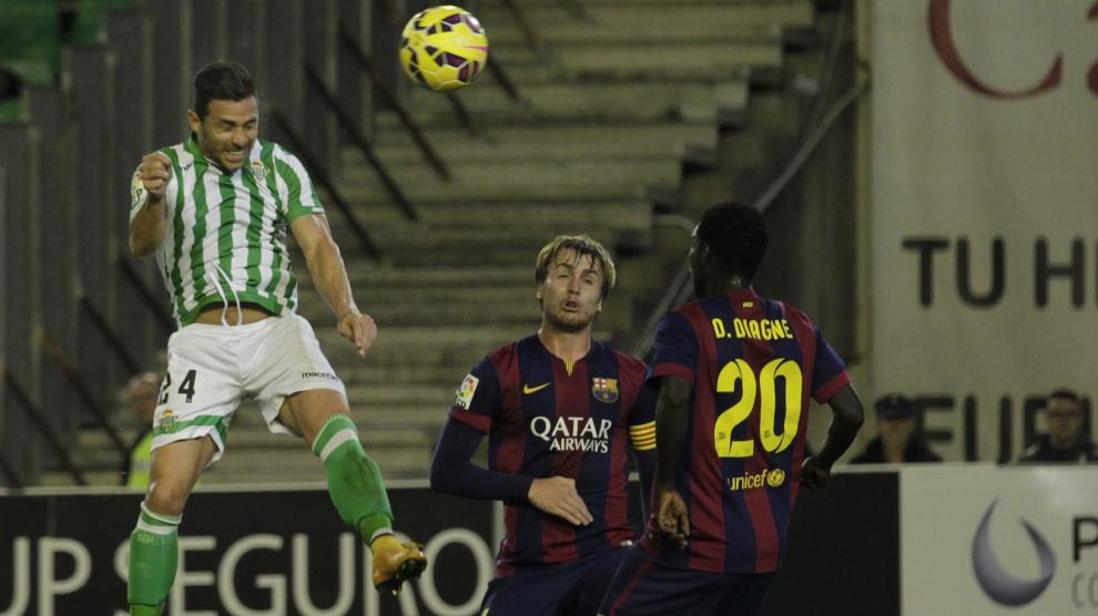 Rubén Castro remata el balón en el partido contra el Barça B