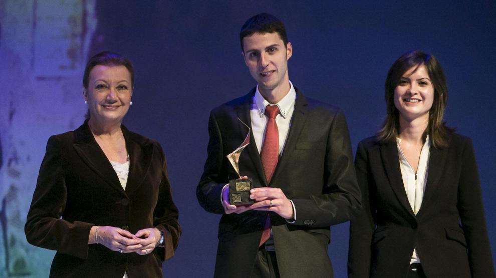 Becton Dickinson (BD), Premio Excelencia 2014 en grandes empresas. Ismael Mur recoge el galardón de la presidenta Luisa Fernanda Rudi (izquierda) y Begoña Izquierdo, de Ronal Ibérica, ganadora en 2013