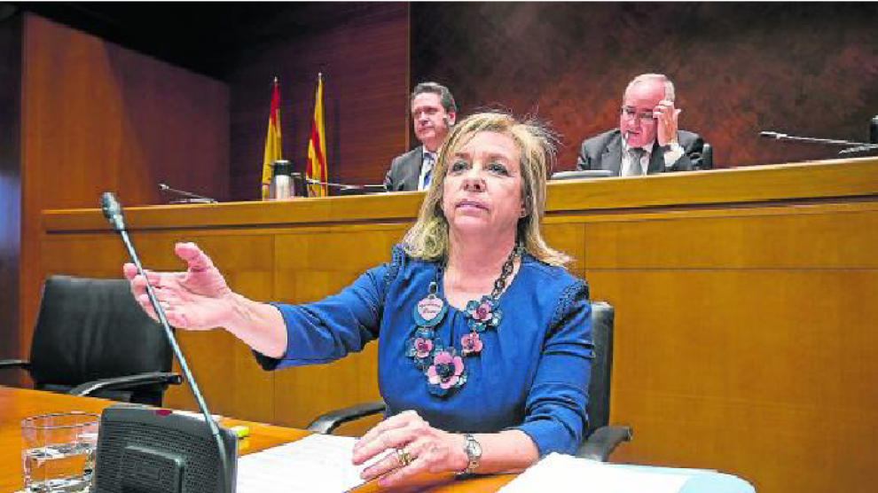 Dolores Serrat compareció ayer en las Cortes para explicar los presupuestos de su Departamento.