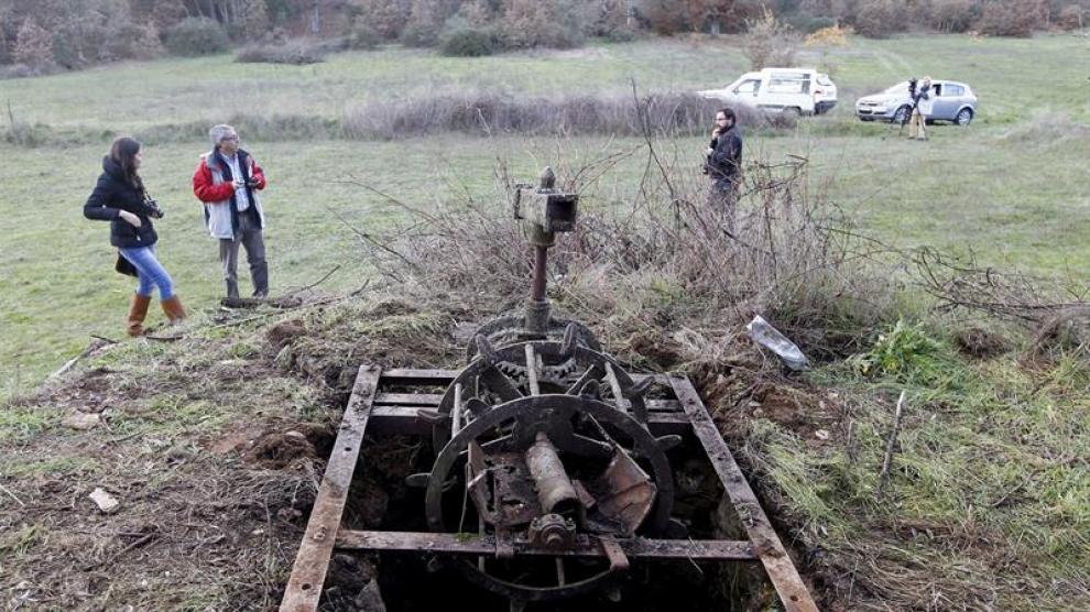 Vista del pozo de una finca donde han aparecido restos humanos que podrían corresponder a los de la mujer dominicana y su hija desaparecidas desde junio en Madrid