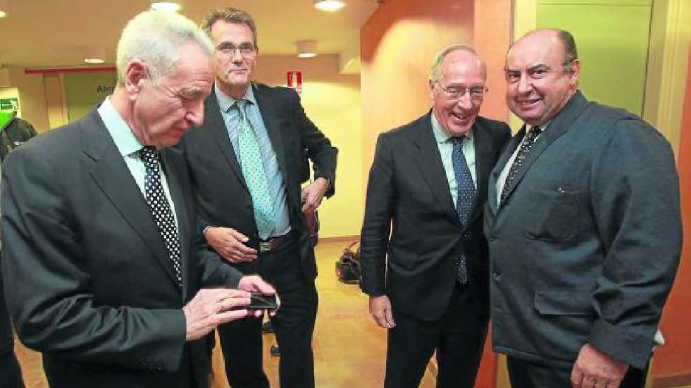 Modesto Lobón, Pablo Munilla, Manuel Pizarro y Basilio Rada se saludan antes de la reunión del Patronato.