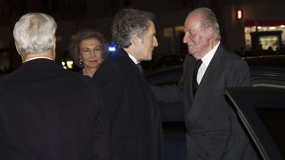 Los reyes Juan Carlos y Sofía son recibidos por Alfonso Díez