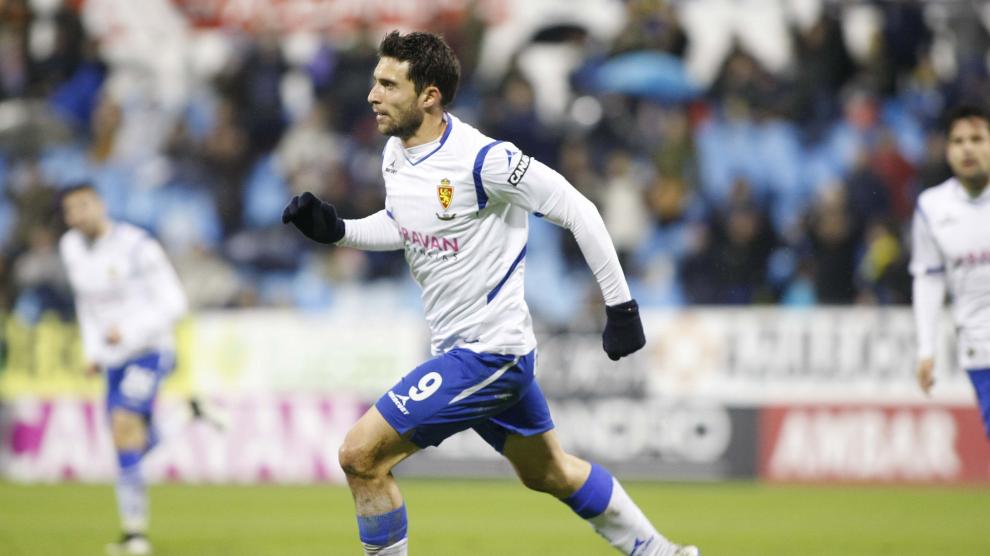 Borja Bastón celebra uno de sus goles