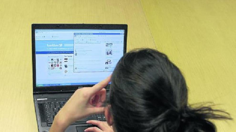 Una joven usuaria de redes sociales, conectada a Twitter.