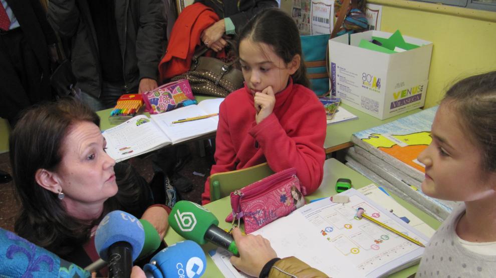 La secretaria de Estado de Educación, Montserrat Gomendio, habla con niños del colegio Cesáreo Alierta de Zaragoza