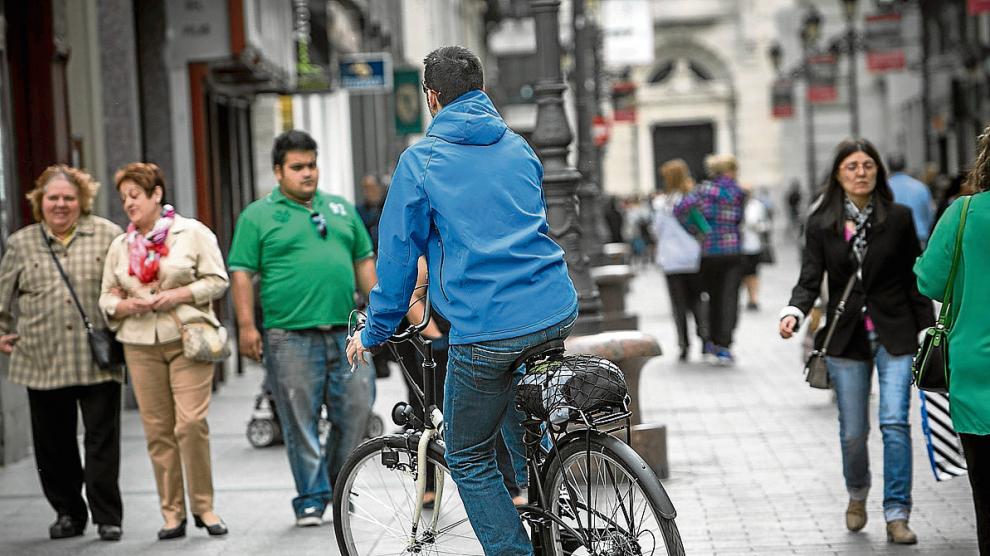 Las bicicletas podrán circular por un millar de calles semipeatonales hasta ahora prohibidas