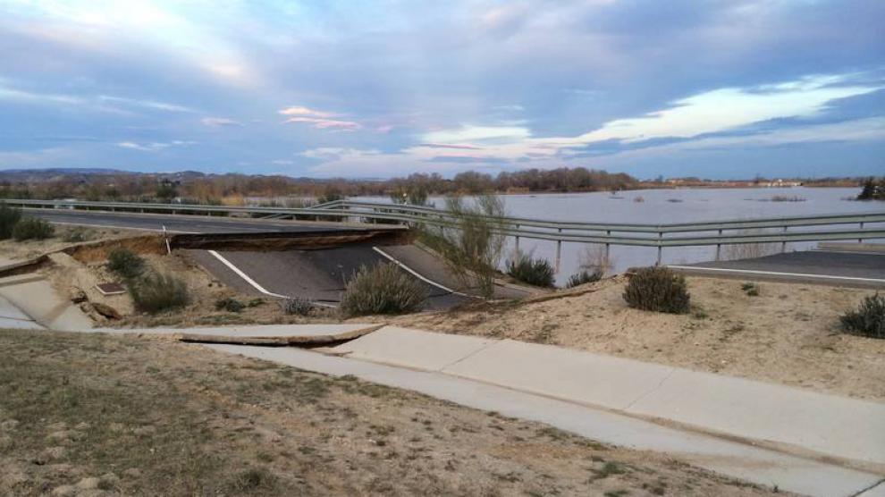 Daños causados por el agua en la autopista ARA-A1