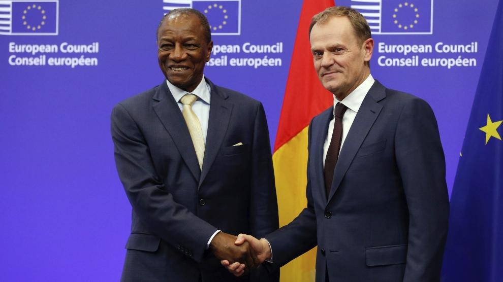 El presidente guineano, Alpha Conde, es recibido por el presidente del Consejo Europeo, Donald Tusk, en una reunión mantenida en Bruselas.