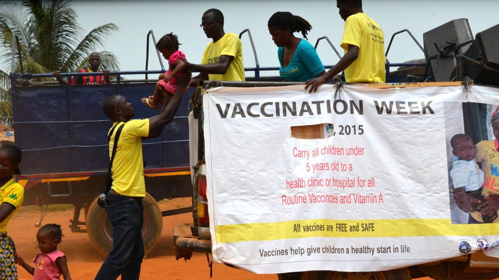 Familias liberianas a su llegada a un centro de vacunación contra el sarampión, en Monrovia, donde encuentran apoyo y refugio contra el ébola.