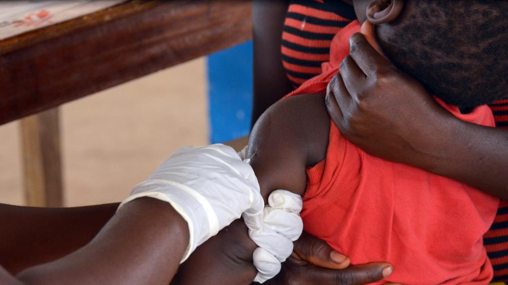 Un niño es vacunado contra el sarampión en un barrio pobre de Monrovia.
