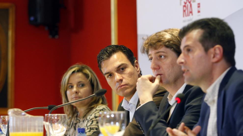 De derecha a izquierda, el secretario regional del PSOE, Luis Tudanca, el secretario provincial de Soria, Carlos Martínez, y Pedro Sánchez, en Soria