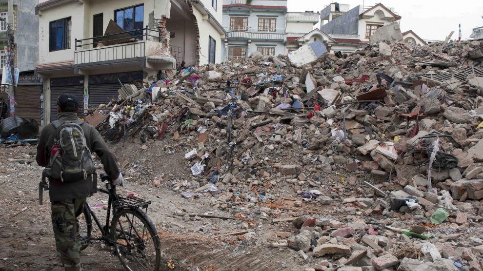 Una calle de Katmandú, devastada tras el terremoto