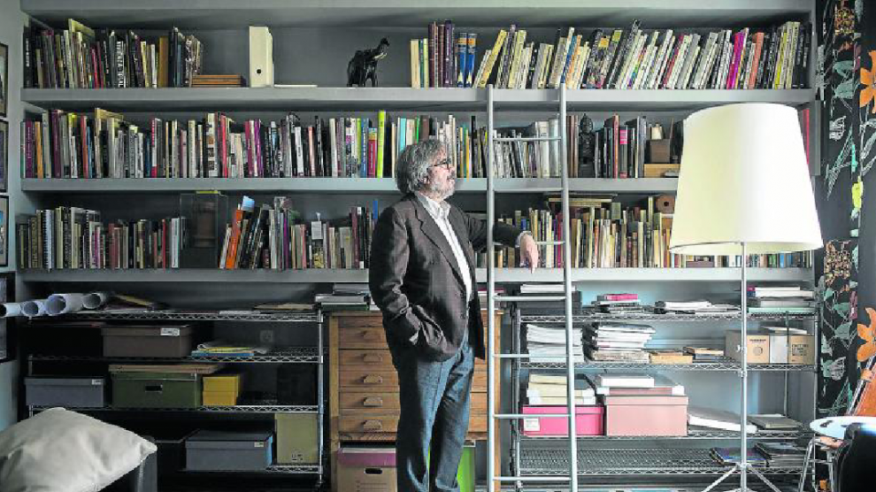 José Manuel Pérez Latorre tiene tres bibliotecas, en su casa, en su estudio y en Santa Cruz de la Serós.