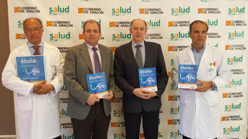 El doctor Juan Carlos Ferrando, a la dcha., durante la presentación del libro sobre el ébola en el hospital Royo Villanova de Zaragoza.