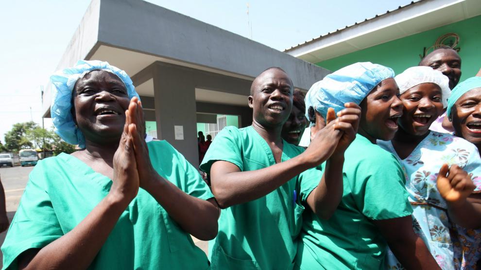 Los ciudadanos de Liberia celebran la noticia de que el país ha sido declarado libre de ébola.