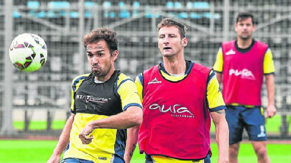 Rubén, con el peto rojo de titular, pugna con Lolo ante la mirada lejana de Dorca.