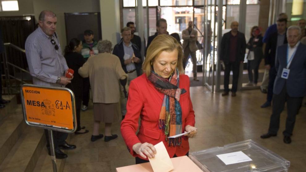 Los candidata del Partido Popular, Luisa Fernanda Rudi, votando este domingo.